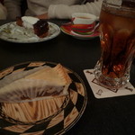 LA VOITURE - 手前がクルミのタルト