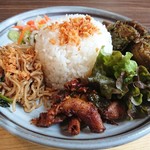 モンゴ モロ - ・ワンプレート 1200円 ・おかず追加 200円　手前がイカ、ホタルイカとかチイチイイカみたいな小さいヤツ