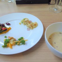インプレイス 3-3 ヒルトン名古屋 - キヌアとブラッドオレンジ、奥三河鶏のモロッカンサラダ、あおやぎと新玉ねぎのサラダ スパイシードレッシング、地中海風蛸のサラダ、新玉ねぎのポタージュ セージの香りをプラスして　時計回りに