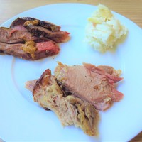 インプレイス 3-3 ヒルトン名古屋 - 鯛の丸ごとオーブン焼き 新玉ねぎ添え ハーブとライム風味、愛知県産知多ハッピーポーク 骨付き腕肉のロースト 蕗の薹とピーナッツバターのペーストを添えて、ブラックアンガス骨付きリブロース デュカ薫るスパイシーロースト 八丁味噌＆ホースラディッシュクリーム　時計回りに