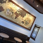 スターバックスコーヒー 弘前公園前店 - レジ前の客席及びインテリア。