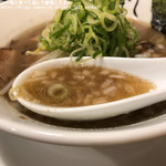 Menya Shiroboshi - 魚節とんこつラーメン：魚節と玉ねぎが合う♪