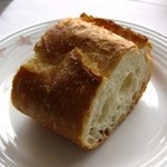 プレ・ヴェール - パンにはバターでなくオリーブオイルが付く。スプーンでかけるには違和感も・・