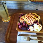山小屋カフェ クラカケ - フローズンスフレパンケーキミックスベリー