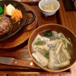 kawara CAFE＆DINING - kawara 鉄板ﾊﾝﾊﾞ-ｸﾞ定食［和風ｵﾆｵﾝｿ-ｽ］の右側