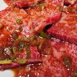 西八焼肉 - 上カルビ　炙り片面焼で