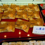 泉寿庵 - しっとりした白餡を、上質のバターを使ったミルク風味の皮で包んだお菓子