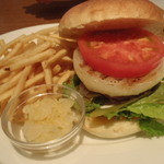 パームスカフェ沖縄 - お料理は全てドリンクバーとサラダバー付き。 ハンバーガー、ど～んでした（1050円）。