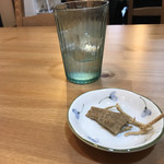 スダチ - まずお冷か暖かいお茶か聞いてくださいます。
            蕎麦のお菓子(全然甘くないヤツ)が出てきます。