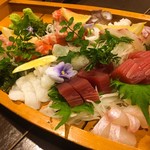 喜 - 本日の刺身盛り合わせ 5人前 ¥1,300×5  厚切りの赤身や鯛など美味しかったです。この日は日曜で、品切れが多いのが残念でした。