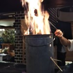 炉端のくろ兵衛 - ◆目の前で鯖を炙ってます。／熱っつい！