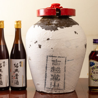 We have drinks that go well with mushroom hotpot, such as Chinese sake and Shaoxing wine.