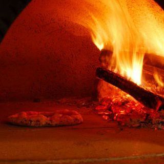 ◆薪窯でカリッともちもち！「賞味期限10分」のナポリピッツァ