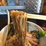 啜磨専科 - 麺は白と茶色の２色。小麦の香りが強いストレート麺です。