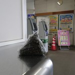 増子米穀店食品部 - 小木津駅改札口と醤油おこわおにぎり100円