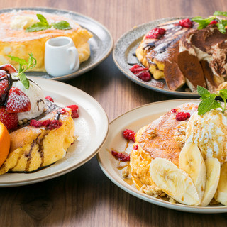 魅力は何といっても看板メニューのスフレパンケーキ♡