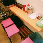 Ramen Umekichi - このピンク色のプラの椅子はどこかで見た記憶が。