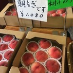 山小屋食堂 - 朝もぎの桃1箱1080円