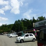 山小屋食堂 - 何軒も直売所が並ぶ