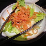 Kuimonoya Wan - お通しのサラダはお代わり自由