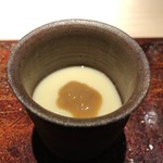 菊鮨 - ◆アサリの茶碗蒸し、このわたのせ・・アサリの出汁がとてもいい味わい。下に少しアサリが入っています。 「このわた」を少しずつ混ぜながら頂くと、何とも美味しい