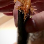 菊鮨 - 桜海老の唐揚げを海苔巻で・・旬の桜海老は香ばしくて美味しいですし、シャリや海苔とともに頂くと秀逸。
