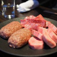 焼肉うしごろ 銀座並木通り店 - 黒タンバーグ・厚切りハラミ・黒タン