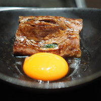 焼肉うしごろ 銀座並木通り店 - 特選サーロインのヤンニョムすき焼き　徳島県産あわそだちを添えて