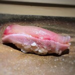 菊鮨 - 伊佐木(五島）・・本当に美味しいイサキの旬は2週間ほどだそうです。たまたま遭遇できラッキーでした。 コレまで頂いた伊佐木とは別物で、脂がのり絶品。伊佐木ってこんなに美味しいお魚だったのですね。
