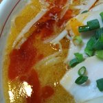 自家製麺 ラーメン玄武 - 赤マー油とスープ