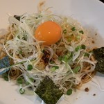 麺処はるにれ - なしたん(900円)生卵乗せ状態