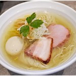 Mendokoro Fuujin - 塩そば肉２枚 味玉 920円　バランスの良いスープが印象的な一杯です。