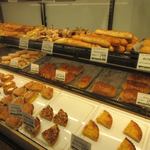 Bread Factory Pan Koujou - 店内には広くイートインカフェも併設され既に沢山のお客様で賑わってました。
                      