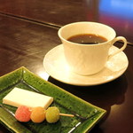 うまみち - コーヒー（500円）はお茶菓子つき。