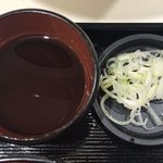 名代 富士そば - ミニカレーセット（もり） ¥530 のもりの薬味、つゆ