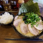 濃厚豚骨ラーメン 濱虎家 - チャーシューメン・ネギ。