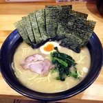 らーめんダイニング満月 - ラーメン550円麺硬め。海苔増し100円。