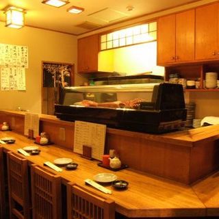 【1階席】お店に入ってすぐのカウンター席。