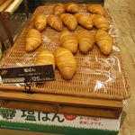 パン工場 - 塩パンの棚