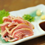 もつ鍋 創作市場 はん蔵もん - 阿波尾鶏のタタキ　にんにくポン酢で　６８０円