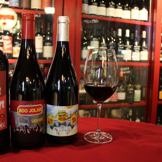 自分たちで厳選した自然派ワインが約200種類セラーに常備。