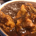 松屋 - ごろごろ煮込みチキンカレー（並 590円）掬うと鶏肉ごろごろ