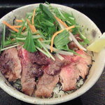 ととやむらた - 本日の限定メニューから、まぐろのホホ肉のステーキ丼。一匹のまぐろから二つしか取れない貴重な部位をステーキにして、こだわりの塩と山葵、レモンでいただきます！