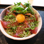 ととやむらた - ランチから、新メニューのまぐろユッケ丼。甘辛いタレに絡めたまぐろを卵の黄身を崩して一緒にどうぞ！