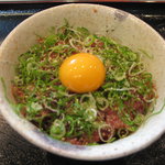 ととやむらた - 本日の限定メニューから、ネギトロ丼。特製醤油を絡ませた脂ののったまぐろと卵の黄身を崩して一緒にどうぞ！