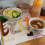 カフェ　ドゥ　ソレイユ - サラダとスープが付いてきます
