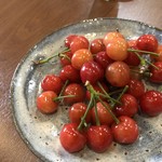 家庭料理居酒屋 よってって - ♪バァバの家で採れたさくらんぼ ¥プライスレス