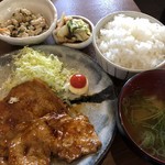 家庭料理居酒屋 よってって - ♪ピリ辛豚肉定食　¥500