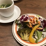 mi-toandowainitariamba-ruda-ri - ランチのサラダと地場野菜スープ。ドレッシングは自家製！