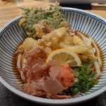 讃岐うどん　ぶっかけや - 揚げたて白魚天が配されたぶっかけ